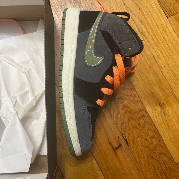 Jordan 1 Mid SE Craft in Little Kids' size 13, Anthracite/Black/Bright Mandarin - Picture 6 of 12